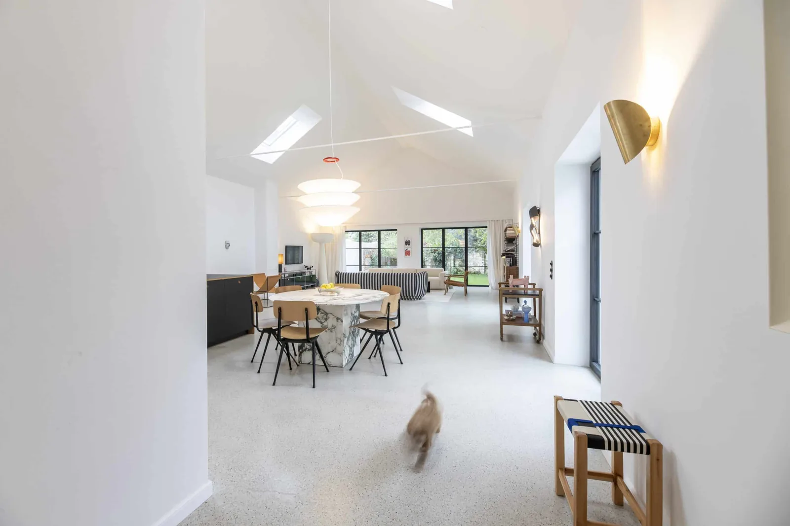 Wohnküche mit Blick in den Garten, Umbau Winzergebäude Haus PI von c'est ca architektur