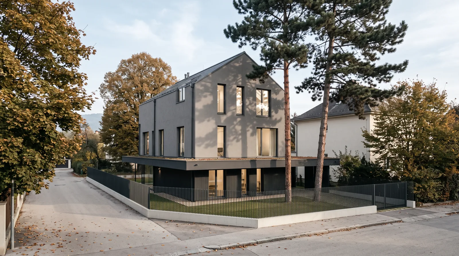 Haus SW2: Satteldachhaus über verglastem Gartengeschoß